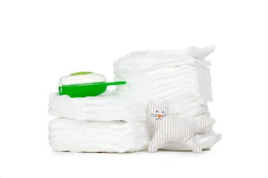 Beyaz arka plan üzerinde izole çocuk bezi yığınının yakın çekim