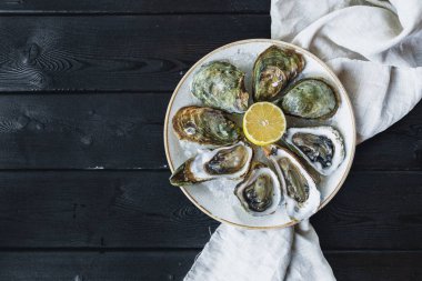 Limonlu bir plaka üzerinde açık ıslak istiridye