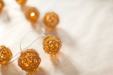 Beyaz arka plan üzerinde izole Noel ışıkları