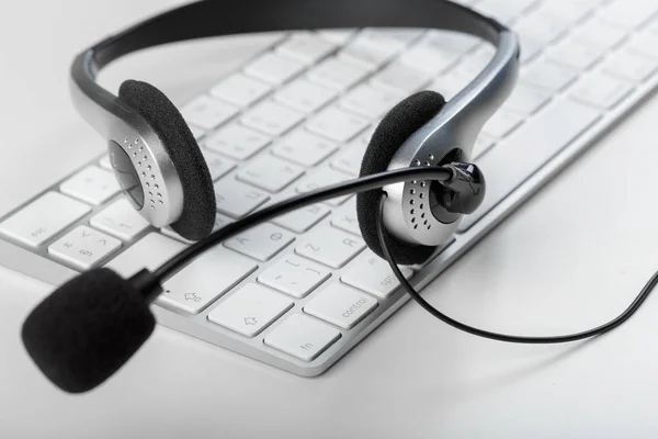 Casque Sur Ordinateur Portable Clavier — Photo