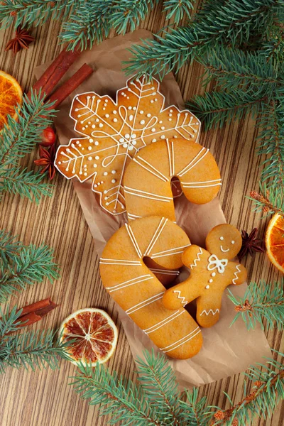 Weihnachten Hintergrund Mit Tannenzweig Dekoriert Mit Lebkuchen — Stockfoto