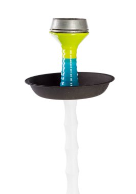 beyaz kağıt üzerinde izole nargile, yakın çekim