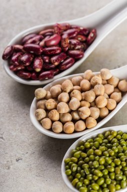 ahşap masa fasulyeli karışımı