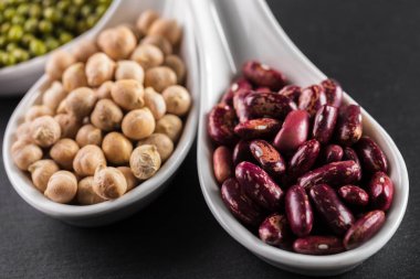 ahşap masa fasulyeli karışımı