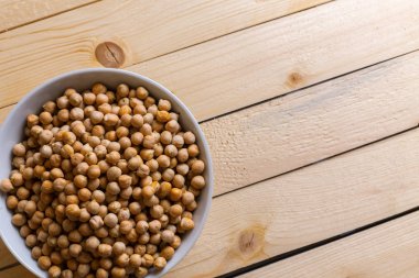 Ahşap masa arka plan üzerinde soya fasulyesi