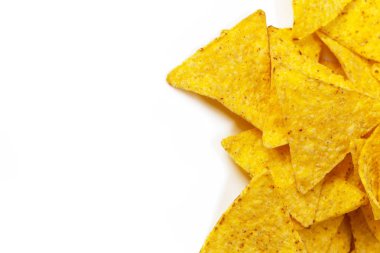 beyaz zemin üzerine Mısır cips