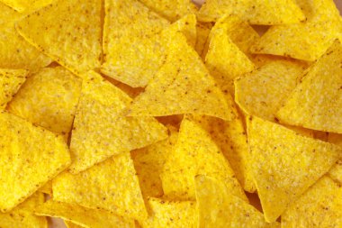 beyaz zemin üzerine Mısır cips