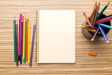 Ahşap arka planda okul malzemeleri