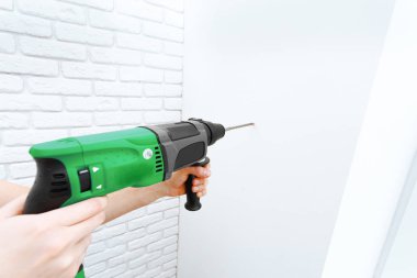 Kullanım çekiç matkap-matkap duvara