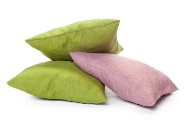 beyaz zemin üzerine yastıklar