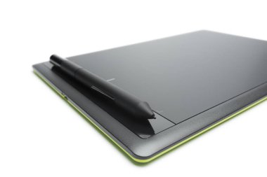 Grafik tableti beyaz zemin üzerinde izole edilmiş, çizer ve tasarımcılar için kalem ile