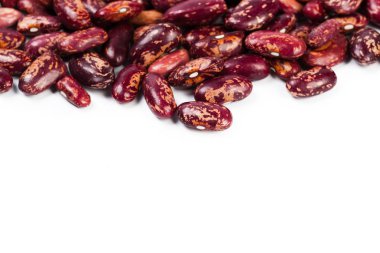 Beyaz zemin üzerinde kırmızı fasulyeler izole   
