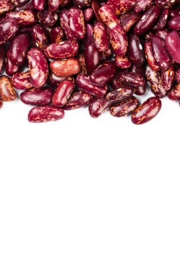 Beyaz zemin üzerinde kırmızı fasulyeler izole   