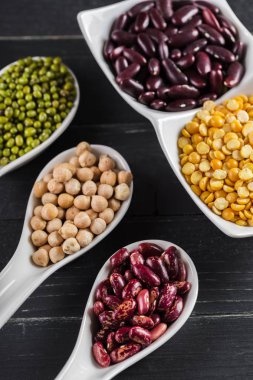 ahşap masa fasulyeli karışımı