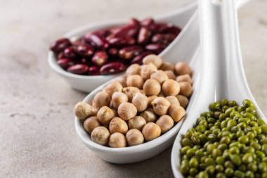 ahşap masa fasulyeli karışımı