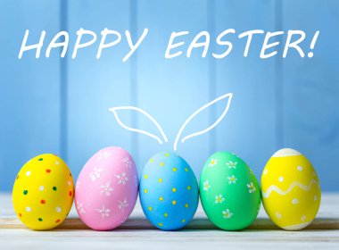 Ahşap arka planda paskalya yumurtaları