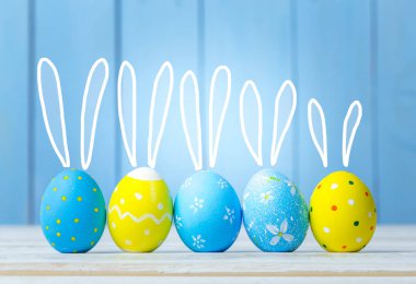 Ahşap arka planda paskalya yumurtaları