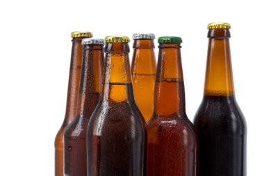 bira şişeleri izole kümesi