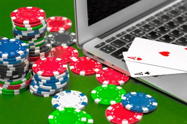 Yeşil masada poker fişleri