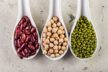 ahşap masa fasulyeli karışımı