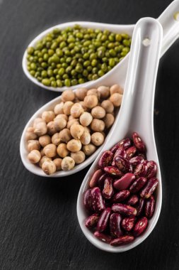 ahşap masa fasulyeli karışımı