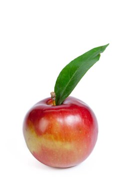 Beyaz arkaplanda kırmızı elma izole edilmiş.