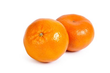 Mandarinler beyaz arkaplanda izole edilmiş