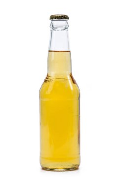 Beyaz arka planda bir şişe bira.