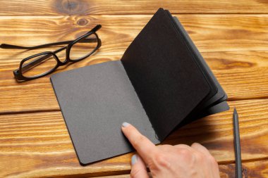 Mockup ahşap masa üzerinde siyah Paper