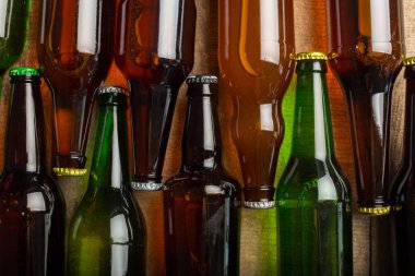 Bira şişeleri ahşap bir masa üzerinde .