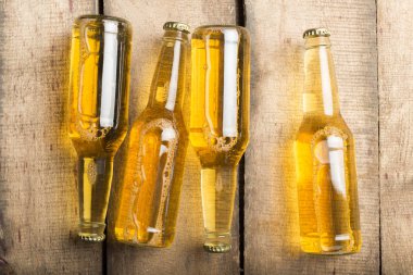 Bira şişeleri ahşap bir masa üzerinde .