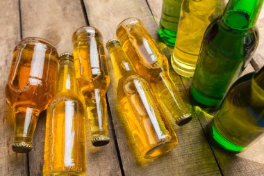 Bira şişeleri ahşap bir masa üzerinde .