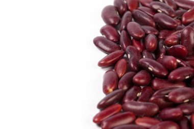 Beyaz zemin üzerinde kırmızı fasulyeler izole   