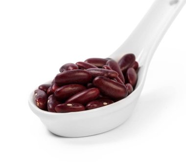 Beyaz zemin üzerinde kırmızı fasulyeler izole   