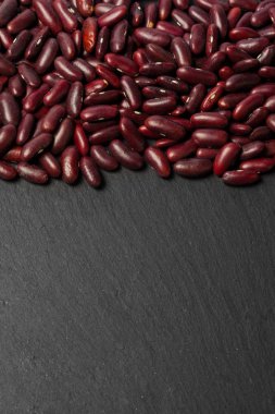Siyah ahşap masa üzerinde kırmızı fasulye