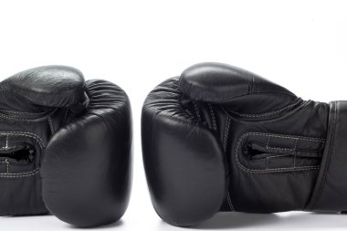 Beyaz bir arka plan üzerinde boks eldiven kapatalım