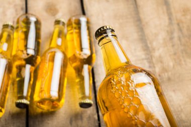 Bira şişeleri ahşap bir masa üzerinde .