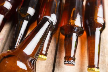 Bira şişeleri ahşap bir masa üzerinde .