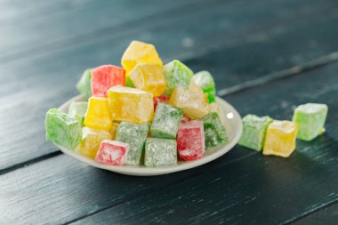 ahşap arka plan üzerinde geleneksel Doğu tatlılar 