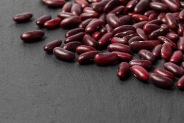 Siyah ahşap masa üzerinde kırmızı fasulye