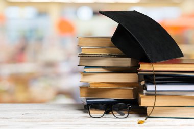 Bir yığın kitap ahşap tablo