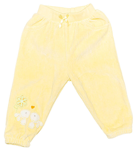 Детская одежда на белом фоне
