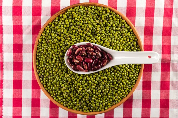 Blandning Bönor Träbord — Stockfoto