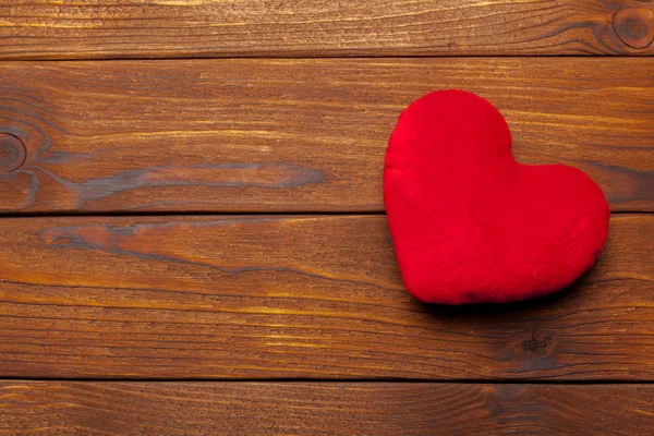 Corazón Rojo San Valentín Sobre Mesa —  Fotos de Stock