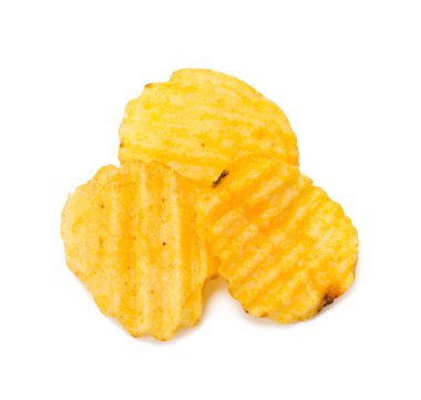 Beyaz arkaplanda izole edilmiş sarı patates cipsi 