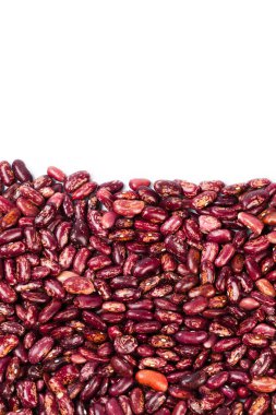 Beyaz zemin üzerinde kırmızı fasulyeler izole   