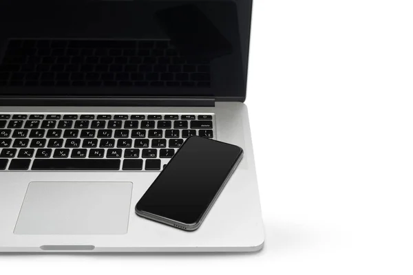 Dizüstü Bilgisayar Beyaz Arka Plan Üzerinde Izole Akıllı Telefon Yakın — Stok fotoğraf