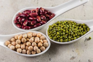 ahşap masa fasulyeli karışımı