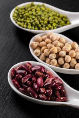 ahşap masa fasulyeli karışımı