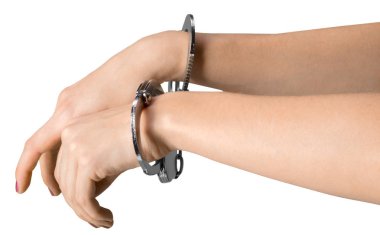 Beyaz arka plan üzerinde izole kelepçe takan el